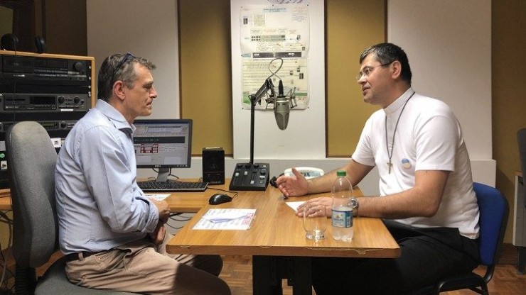 Cha Pavlo Vyshkovskyi thăm studio của Vatican News