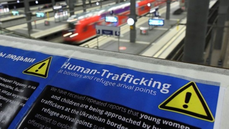 Một bảng thông tin với cảnh báo về nạn buôn người ở biên giới và các điểm đến của người tị nạn trong bối cảnh chiến tranh Ukraine