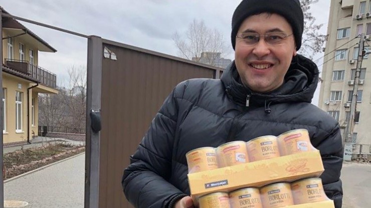 Cha Pavlo mang thực phẩm cung cấp cho giáo dân vào đầu cuộc chiến tranh