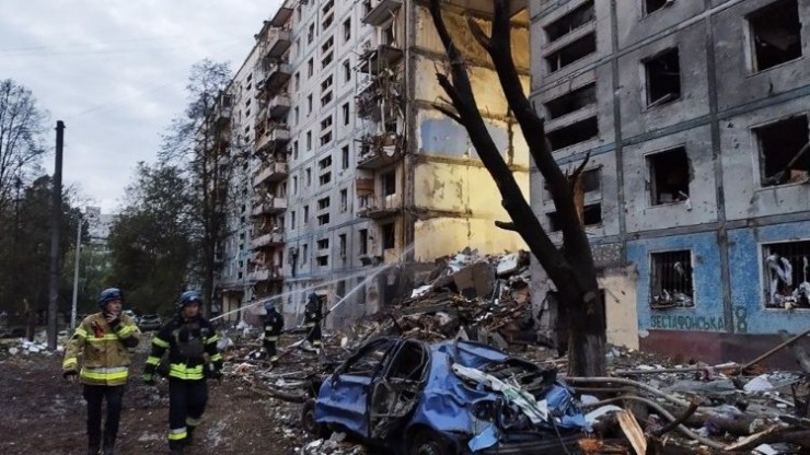 Sự phá hủy từ một vụ tấn công tên lửa gần đây của Nga nhắm vào Zaporizhzhia (Ảnh: AFP)