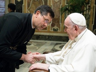 Cha Pavlo Vyshkovskyi, OMI, chào Đức Thánh Cha Phanxicô trong một buổi tiếp kiến vào đầu tháng 10