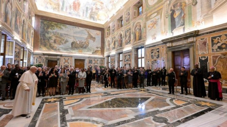 Đức Thánh Cha Phanxicô gặp gỡ cộng đoàn học thuật Thánh Gioan Phaolô II tại Điện Clementine, Vatican hôm 24 tháng 10 (Ảnh: Truyền thông Vatican) 