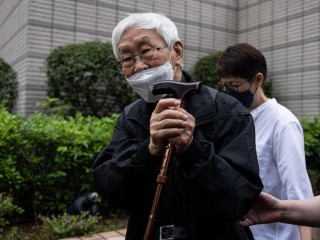 Đức Hồng Y Joseph Zen đến Tòa Sơ Thẩm Tây Cửu Long vào ngày 24 tháng 5 năm 2022, tại Hồng Kông, Trung Quốc (Ảnh: Louise Delmotte / Getty Images)