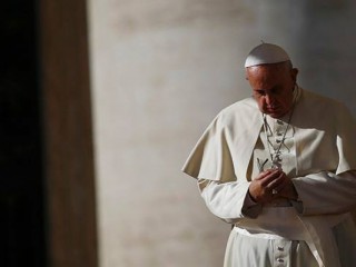 pope-francis-prays-quietly
