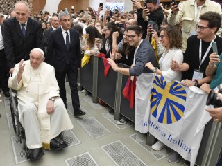 Đức Thánh Cha Phanxicô chào đón các tín hữu sau buổi tiếp kiến các nhà lãnh đạo bộ phận giới trẻ thuộc phong trào Công giáo Tiến hành Ý tại Vatican, ngày 29 tháng 10 năm 2022 (Ảnh: CNS/ Truyền thông Vatican)