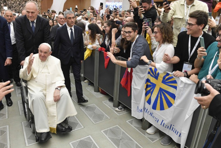 Đức Thánh Cha Phanxicô chào đón các tín hữu sau buổi tiếp kiến các nhà lãnh đạo bộ phận giới trẻ thuộc phong trào Công giáo Tiến hành Ý tại Vatican, ngày 29 tháng 10 năm 2022 (Ảnh: CNS/ Truyền thông Vatican)