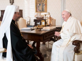 Đức Thánh Cha Phanxicô trò chuyện với Đức Tổng giám mục người Ukraine Sviatoslav Shevchuk Địa phận Kyiv-Halych trong cuộc gặp gỡ riêng tại Vatican ngày 7 tháng 11 (Ảnh: CNS / truyền thông Vatican )