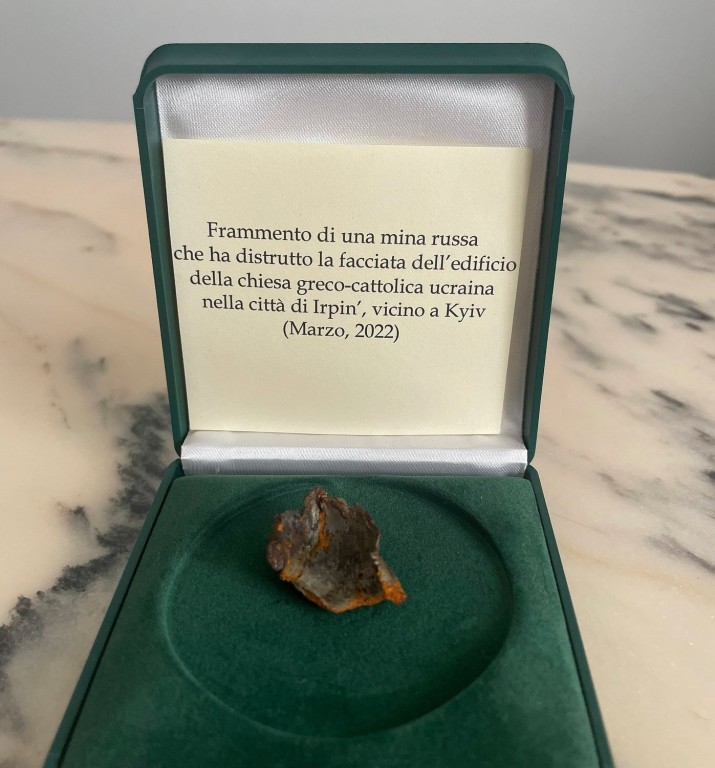 Đây là mảnh vỡ của một quả mìn của Nga vốn đã phá hủy mặt tiền của một nhà thờ Công giáo Ukraine ở Irpin, Ukraine, vào tháng 3 và được Dức Tổng Giám mục Ukraine Sviatoslav Shevchuk Địa phận Kyiv-Halych trao cho Đức Thánh Cha Phanxicô vào ngày 7/11 (Ảnh: CNS / Văn phòng Tổng Giám mục)