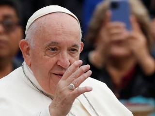 Đức Thánh Cha Phanxicô chào đón mọi người khi ngài xuất hiện tại buổi tiếp kiến chung hàng tuần tại Quảng trường Thánh Phêrô tại Vatican, thứ Tư ngày 16 tháng 11 năm 2022 (Ảnh: CNS/Remo Casilli, Reuters)