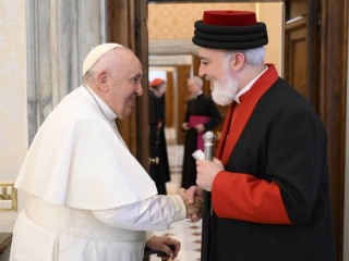 Đức Thánh Cha Phanxicô bắt tay Đức Thượng phụ Awa III, Thượng phụ của Giáo hội Đông phương Assyria, vào cuối cuộc gặp ngày 19 tháng 11 năm 2022, trong thư viện thuộc Điện Tông Tòa,Vatican (Ảnh: CNS/ Truyền thông Vatican)