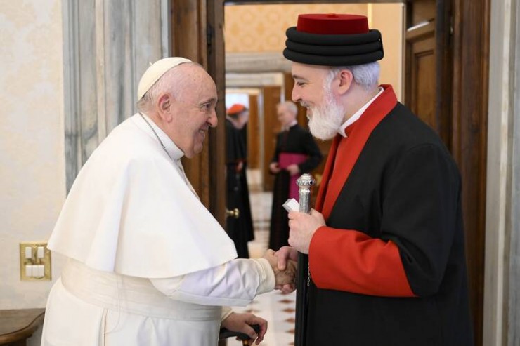 Đức Thánh Cha Phanxicô bắt tay Đức Thượng phụ Awa III, Thượng phụ của Giáo hội Đông phương Assyria, vào cuối cuộc gặp ngày 19 tháng 11 năm 2022, trong thư viện thuộc Điện Tông Tòa,Vatican (Ảnh: CNS/ Truyền thông Vatican)