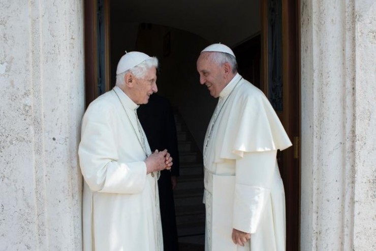 Đức Thánh Cha Phanxicô đến thăm Đức nguyên Giáo hoàng Bênêđictô XVI tại Tu viện Mater Ecclesiae tại Vatican để chúc mừng Giáng sinh 23 tháng 12 năm 2013 (Ảnh: Truyền thông Vatican)