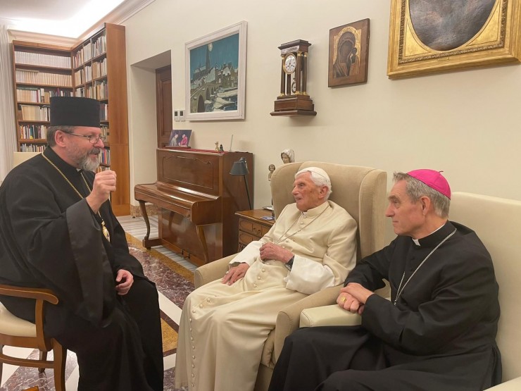 Đức Tổng Giám mục Sviatoslav Shevchuk với Đức nguyên Giáo hoàng Benedict XVI và Đức Tổng Giám mục Georg Gänswein, ngày 9 tháng 11 năm 2022. Thư ký của Tổng giám mục chính của Giáo hội Công giáo Hy Lạp ở Rôma