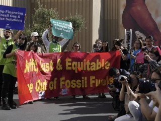 Một nhóm người biểu tình tham gia sự kiện phản đối việc sử dụng nhiên liệu hóa thạch tại Hội nghị thượng đỉnh về khí hậu COP27 của Liên hợp quốc, thứ Tư, ngày 9 tháng 11 năm 2022, ở Sharm el-Sheikh, Ai Cập (Ảnh: Peter Dejong / AP)