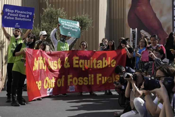 Một nhóm người biểu tình tham gia sự kiện phản đối việc sử dụng nhiên liệu hóa thạch tại Hội nghị thượng đỉnh về khí hậu COP27 của Liên hợp quốc, thứ Tư, ngày 9 tháng 11 năm 2022, ở Sharm el-Sheikh, Ai Cập (Ảnh: Peter Dejong / AP)