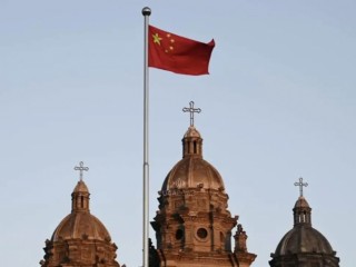 Quốc kỳ Trung Quốc tung bay trước Nhà thờ Thánh Giuse, còn được gọi là Nhà thờ Công giáo Vương Phủ Tỉnh, ở Bắc Kinh vào ngày 22 tháng 10 năm 2020, ngày mà thỏa thuận bí mật năm 2018 giữa Bắc Kinh và Vatican được gia hạn thêm hai năm (Ảnh: Greg Baker/AFP)