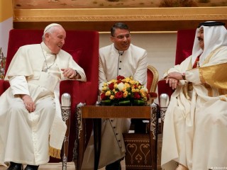 Đức Thánh Cha Phanxicô trò chuyện với Quốc vương Bahrain Hamad bin Isa Al Khalifa khi ngài đến Căn cứ Không quân Sakhir, Bahrain, thứ Năm, ngày 3 tháng 11 năm 2022. Đức Thánh Cha Phanxicô đang thực hiện chuyến viếng thăm từ ngày 3-6 tháng 11 để tham gia một hội nghị do chính phủ tài trợ về Đối thoại  Đông -Tây và thăm mục vụ cộng đồng Công giáo nhỏ bé của Bahrain, một phần trong nỗ lực của ngài nhằm theo đuổi đối thoại với thế giới Hồi giáo (Ảnh: Alessandra Tarantino / AP)