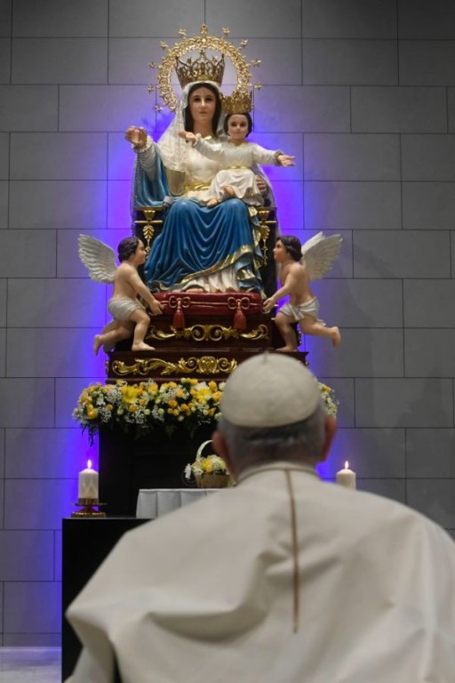 Đức Thánh Cha Phanxicô cầu nguyện trước tượng Đức Mẹ Ả Rập tại Nhà thờ Đức Bà Ả Rập vào ngày 4 tháng 11 năm 2022 (Ảnh Truyền thông: Vatican)