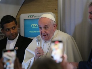 Đức Thánh Cha Phanxicô phát biểu với các nhà báo trên chuyến bay Giáo hoàng, ngày 3 tháng 11 (Ảnh: Daniel Ibanez/ CNA)