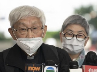 Đức Hồng Y Joseph Zen trò chuyện với các thành viên của giới truyền thông tại Tòa án Sơ thẩm Tây Cửu Long sau phiên phán quyết ở Hồng Kông, thứ Sáu, ngày 25 tháng 11 năm 2022. Vị Hồng y Công giáo 90 tuổi và năm người khác ở Hồng Kông đã bị phạt sau khi bị kết án hôm thứ Sáu vì đã không đăng ký một quỹ hiện đã không còn tồn tại nhằm giúp đỡ những người bị bắt trong các cuộc biểu tình lan rộng vào năm 2019 (Ảnh: Anthony Kwan/AP)