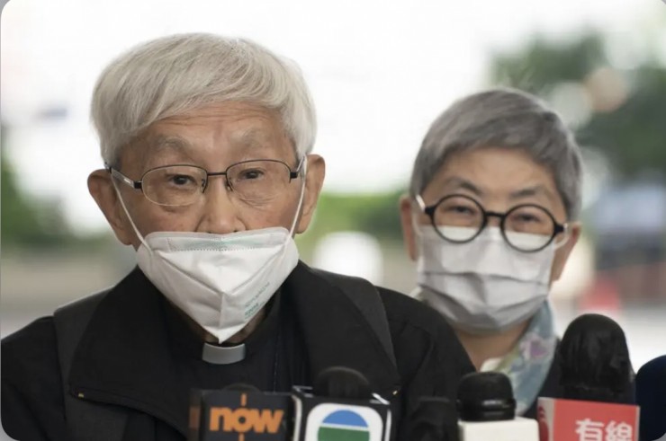 Đức Hồng Y Joseph Zen trò chuyện với các thành viên của giới truyền thông tại Tòa án Sơ thẩm Tây Cửu Long sau phiên phán quyết ở Hồng Kông, thứ Sáu, ngày 25 tháng 11 năm 2022. Vị Hồng y Công giáo 90 tuổi và năm người khác ở Hồng Kông đã bị phạt sau khi bị kết án hôm thứ Sáu vì đã không đăng ký một quỹ hiện đã không còn tồn tại nhằm giúp đỡ những người bị bắt trong các cuộc biểu tình lan rộng vào năm 2019 (Ảnh: Anthony Kwan/AP)
