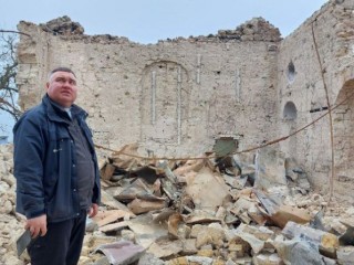 Cha Oleksandr Repin giữa đống đổ nát của nhà thờ (Ảnh: Các Nữ tu Thừa sai Biển Đức)