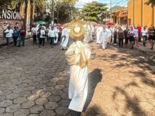 Đại diện Tổng Giáo phận Santa Cruz kiệu Mình Thánh Chúa qua các đường phố Santa Cruz, Bolivia, ngày 30 tháng 10 năm 2022 (Ảnh: Tổng Giáo phận Santa Cruz)