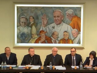 Cuộc họp báo do Hội đồng Giám mục Ý tổ chức vào ngày 17 tháng 11 năm 2022, để trình bày báo cáo quốc gia về việc bảo vệ trẻ vị thành niên tại 226 Giáo phận Công giáo của Ý| Ảnh chụp màn hình YouTube