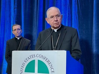 Đức Tổng Giám mục José H. Gomez Địa phận Los Angeles, Chủ tịch sắp mãn nhiệm của Hội đồng Giám mục Công giáo Hoa Kỳ, phát biểu vào ngày 15 tháng 11 năm 2022, tại cuộc họp mùa thu của Hội đồng Giám mục ở Baltimore (Ảnh: Katie Yoder/CNA)