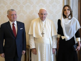 Đức Thánh Cha Phanxicô tiếp kiến Quốc vương Abdullah II và Hoàng hậu Rania của Jordan tại Vatican vào ngày 10 tháng 11 năm 2022 (Ảnh: Truyền thông Vatican)