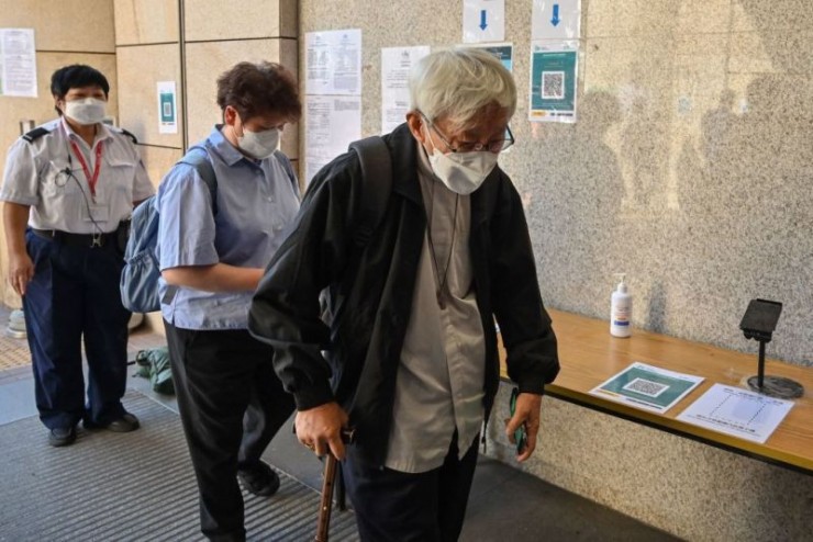 Đức Hồng y Joseph Zen đến tòa án để tham dự phiên tòa xét xử ngài tại Hồng Kông vào ngày 26 tháng 9 năm 2022. (Ảnh: PETER PARKS / AFP qua Getty Images)