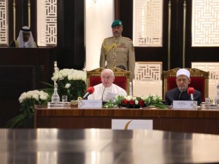 Đức Thánh Cha Phanxicô với Hội đồng Kỳ lão Hồi giáo ở Bahrain, ngày 4 tháng 11 năm 2022 (Ảnh: Alexey Gotovskiy / CNA)