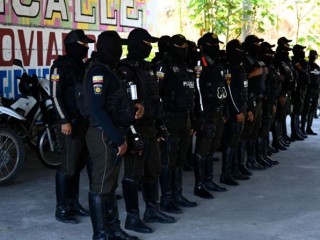Các thành viên của Cảnh sát Quốc gia chuẩn bị trước khi đi tuần tra trên các đường phố Duran, thành phố lân cận Guayaquil, Ecuador, vào ngày 5 tháng 11 năm 2022. Hôm thứ Sáu, ngày 4 tháng 11 năm 2022, lực lượng cảnh sát đặc nhiệm đã tiếp tục di chuyển các thủ lĩnh băng đảng tội phạm bị cầm tù, những kẻ đã ra tay khủng bố ở Guayaquil, như một phần của "cuộc chiến công khai" chống lại vấn nạn buôn bán ma túy của chính phủ (Ảnh: RODRIGO BUENDIA / AFP qua Getty Images)