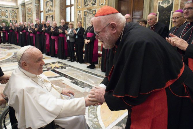 Đức Hồng Y Reinhard Marx và các Giám mục Đức hội kiến Đức Thánh Cha Phanxicô tại Vatican, ngày 17 tháng 11 năm 2022 (Ảnh: Truyền thông Vatican)