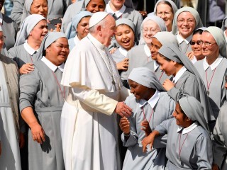 Đức Thánh Cha Phanxicô được các Nữ tu chào đón trong buổi tiếp kiến chung hàng tuần tại Quảng trường Thánh Phêrô năm 2019 (Ảnh: Alberto Pizzoli)