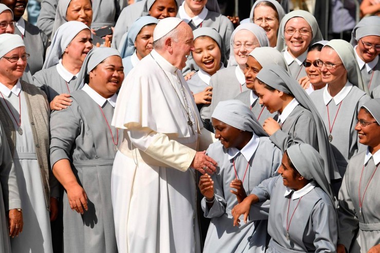 Đức Thánh Cha Phanxicô được các Nữ tu chào đón trong buổi tiếp kiến chung hàng tuần tại Quảng trường Thánh Phêrô năm 2019 (Ảnh: Alberto Pizzoli)