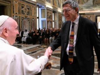 Đức Thánh Cha Phanxicô chào đón ông Paolo Ruffini, Tổng trưởng Bộ Truyền thông (Ảnh: Truyền thông Vatican/ Divisione Foto)