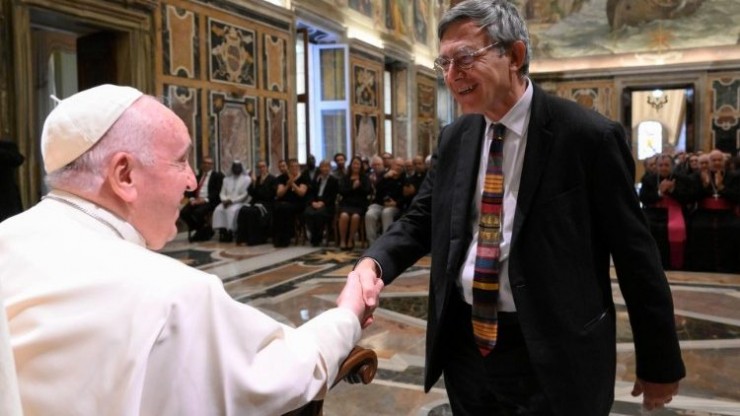 Đức Thánh Cha Phanxicô chào đón ông Paolo Ruffini, Tổng trưởng Bộ Truyền thông (Ảnh: Truyền thông Vatican/ Divisione Foto)