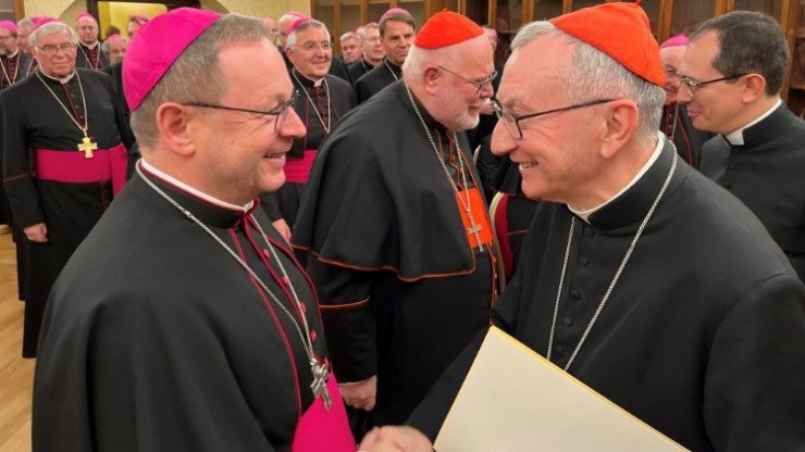Đức Hồng y Pietro Parolin, Quốc Vụ Khanh Tòa Thánh, bắt tay Đức Giám mục Georg Bätzing Địa phận Limburg, Chủ tịch Hội đồng Giám mục Đức, tại Vatican, thứ Sáu, ngày 18 tháng 11 năm 2022 (Ảnh: Hội đồng Giám mục Đức)