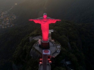 Tượng Chúa Kitô Cứu Thế ở Rio de Janeiro, Brasil, được chiếu sáng nhân sự kiện Thứ Tư Đỏ