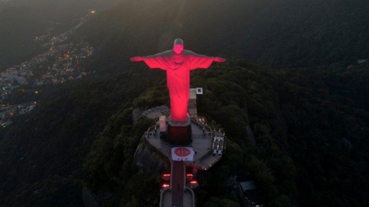 Tượng Chúa Kitô Cứu Thế ở Rio de Janeiro, Brasil, được chiếu sáng nhân sự kiện Thứ Tư Đỏ
