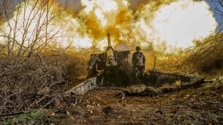 Những người lính trong cuộc chiến Nga-Ukraine tấn công nhắm vào các cứ điểm của quân địch (Ảnh: AFP)