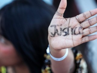 Một phụ nữ Amazon giơ tay trong một cuộc biểu tình ở Sharm El-Sheikh (Ảnh: ANSA)