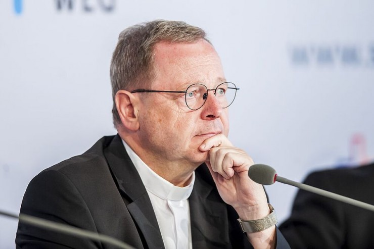 Đức Giám mục Georg Bätzing tại một cuộc họp đồng nghị ở Frankfurt, Đức, vào ngày 8 tháng 9 năm 2022 © Synodaler Weg/Maximilian von Lachner)