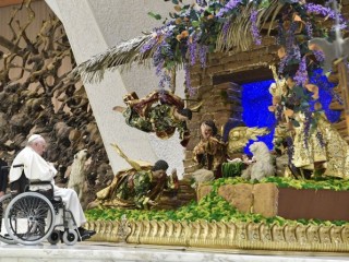 Đức Thánh Cha Phanxicô làm phép hang đá Chúa Giáng Sinh được làm thủ công bởi các nghệ nhân thủ công ở Guatemala, thứ Bảy, ngày 3 tháng 12 (Ảnh: Truyền thông Vatican)