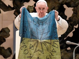 Đức Thánh Cha Phanxicô cầm lá cờ mà ngài nhận được từ Bucha, Ukraine trong buổi tiếp kiến chung vào ngày 6 tháng 4 năm 2022 (Ảnh: Truyền thông Vatican)