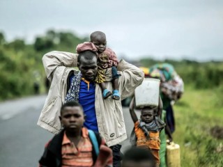 Cư dân chạy trốn cuộc giao tranh giữa phiến quân M23 và lực lượng Congo gần Kibumba, cách Goma khoảng 20 km (12 dặm) về phía Bắc, Cộng hòa Dân chủ Congo, thứ Bảy, ngày 29 tháng 10 năm 2022 (Ảnh: Moses Sawasawa/AP)