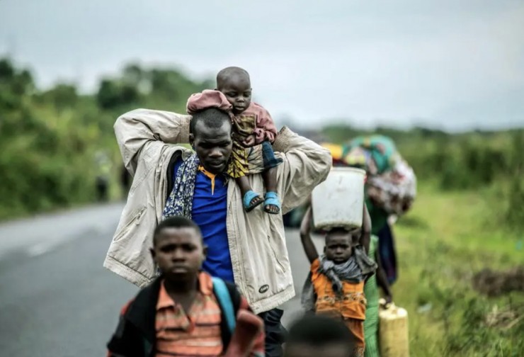 Cư dân chạy trốn cuộc giao tranh giữa phiến quân M23 và lực lượng Congo gần Kibumba, cách Goma khoảng 20 km (12 dặm) về phía Bắc, Cộng hòa Dân chủ Congo, thứ Bảy, ngày 29 tháng 10 năm 2022 (Ảnh: Moses Sawasawa/AP)