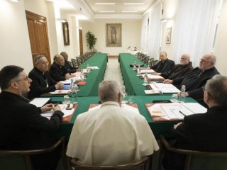 Hội đồng Hồng y Cố vấn nhóm họp với Đức Thánh Cha Phanxicô vào ngày 21 tháng 2 năm 2022 (Ảnh: Truyền thông Vatican)