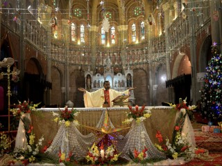 Các tín hữu tham dự Thánh mừng Chúa Giáng SInh tại Nhà thờ Thánh Tâm ở Lahore, Pakistan, vào ngày 25 tháng 12 năm 2021 (Ảnh: A. M. Syed/Shutterstock)